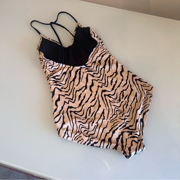 VENUS One-Piece Swimsuit Tiger Print Strappy Back High-Cut Size 8 - Picture 8 of 12